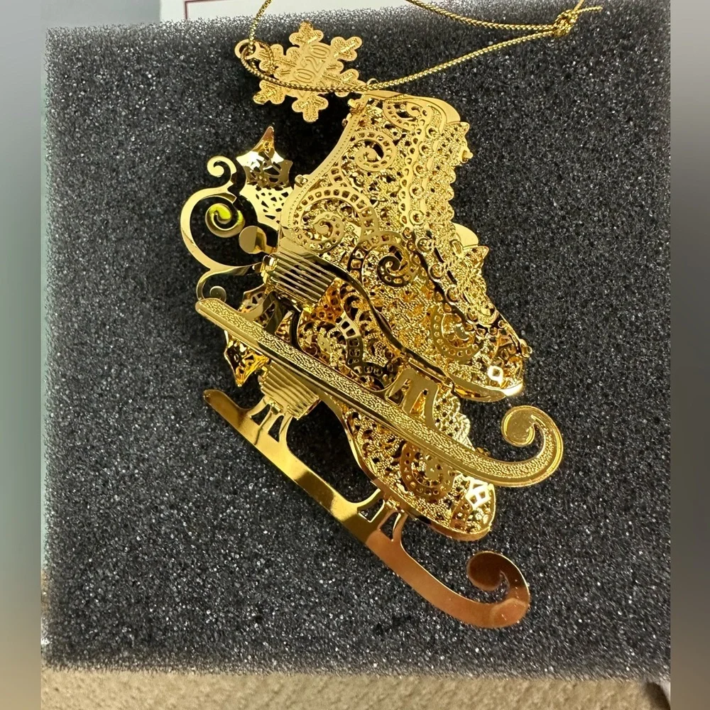 Danbury Mint 23 kt gold-plated ice skate ornament - 2020